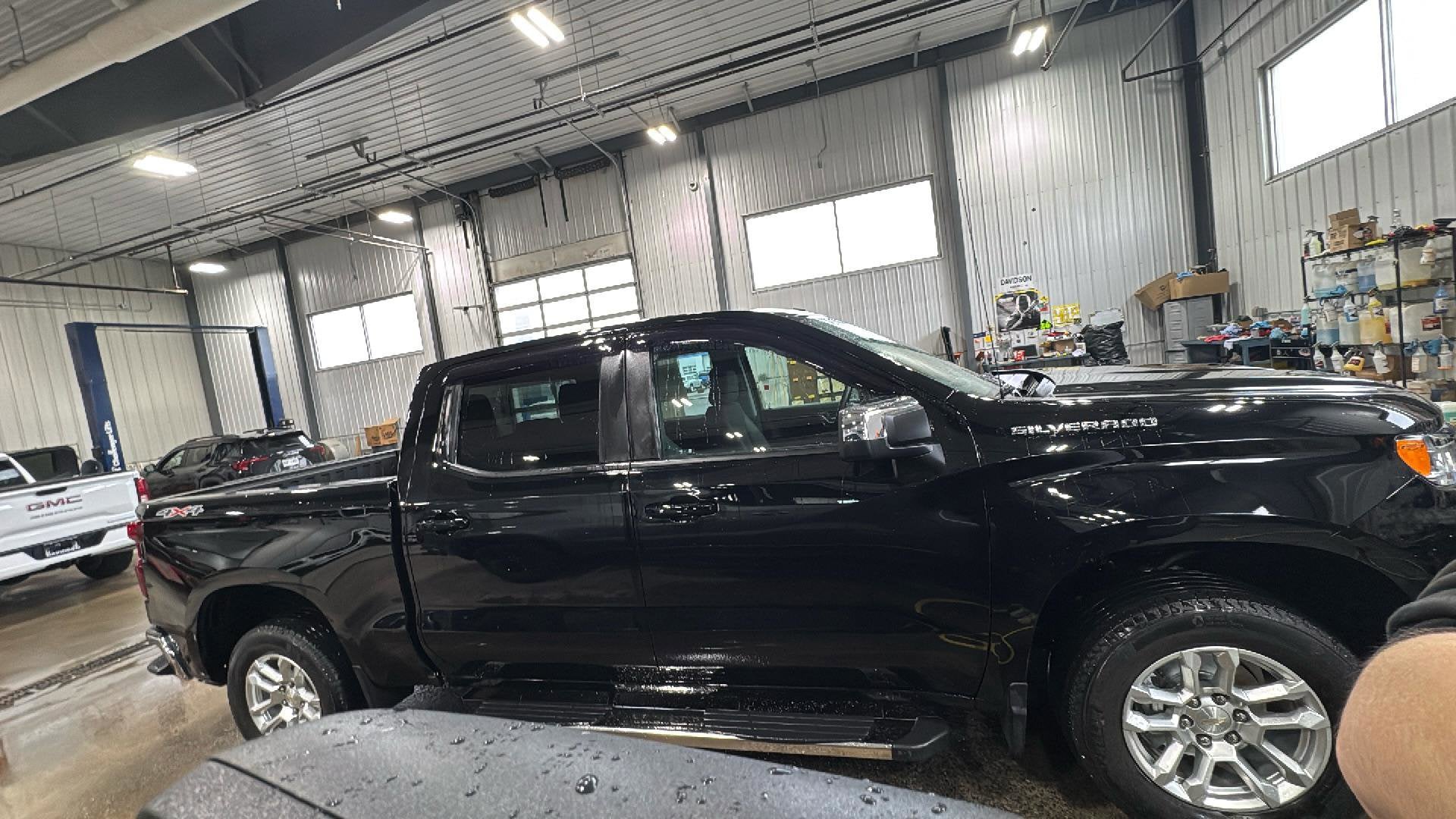 2023 Chevrolet Silverado 1500 LT (2FL)