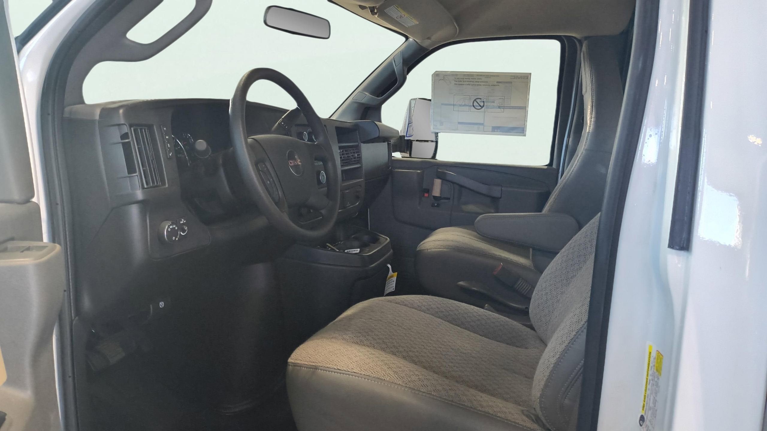 2025 GMC Savana Cutaway 3500 1WT